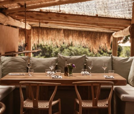 Terras van strandrestaurant El Chiringuito in de duinen van Es Cavallet, Ibiza