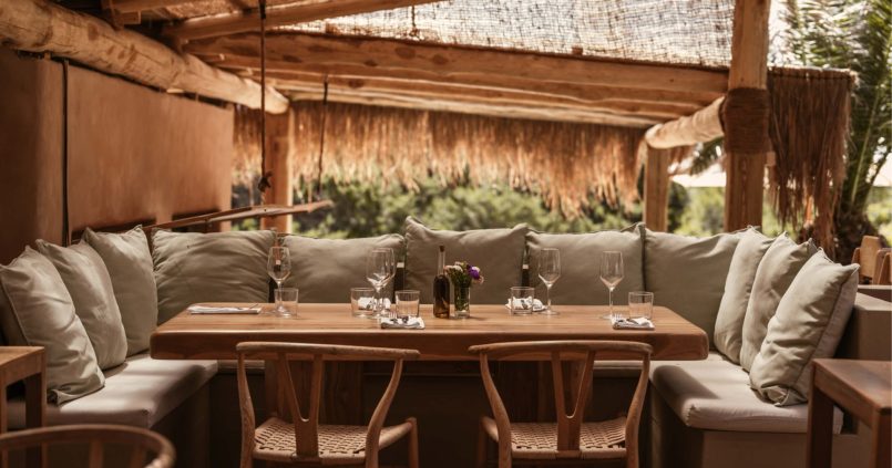 Terras van strandrestaurant El Chiringuito in de duinen van Es Cavallet, Ibiza