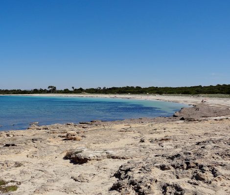 De wilde baai van Es Caragol met turquoise water, zuidpunt Mallorca