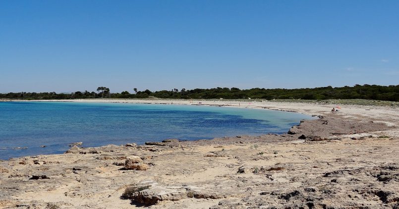 De wilde baai van Es Caragol met turquoise water, zuidpunt Mallorca