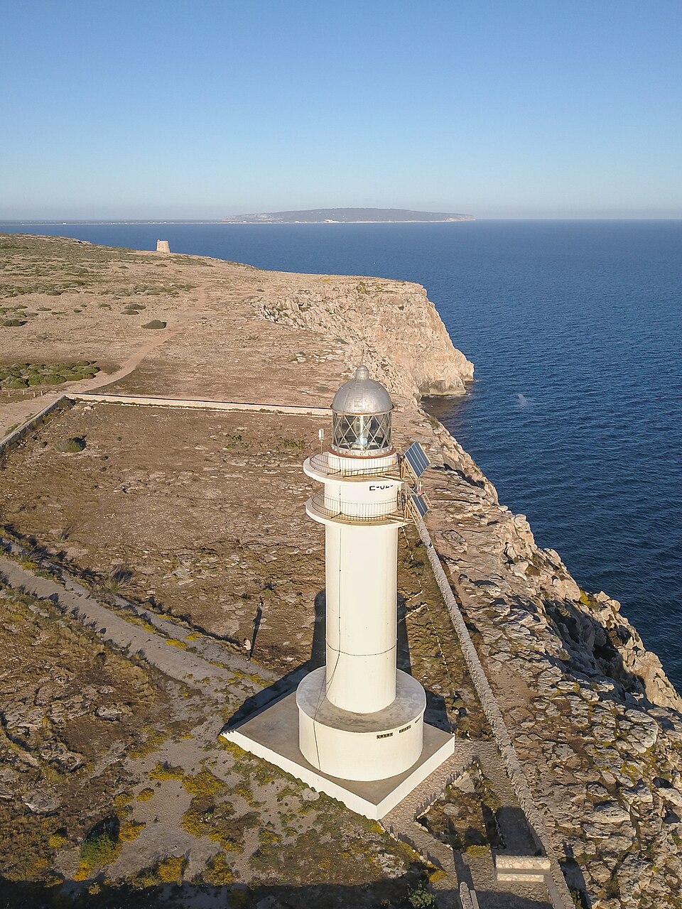 De witte vuurtoren van Cap de Barbaria op de zuidpunt van Formentera
