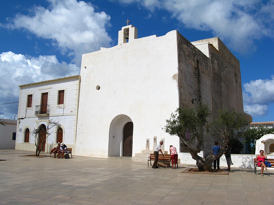 De witte vestingkerk van Sant Francesc Xavier op Formentera