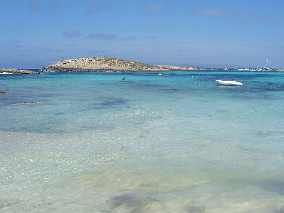 Platja de Ses Illetes op Formentera met wit zand, turquoise water en een boot