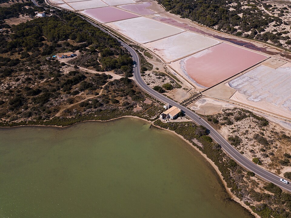De roze zoutpannen van Ses Salines op Formentera vanuit de lucht