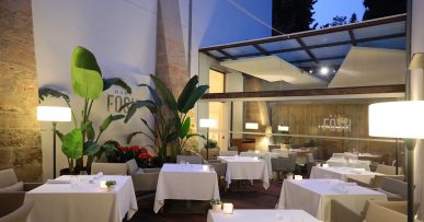 Marc Fosh (Mallorca): sterrenrestaurant in een oud klooster in Palma 7 Het binnenplaatsterras van Marc Fosh bij schemer, Palma, Mallorca