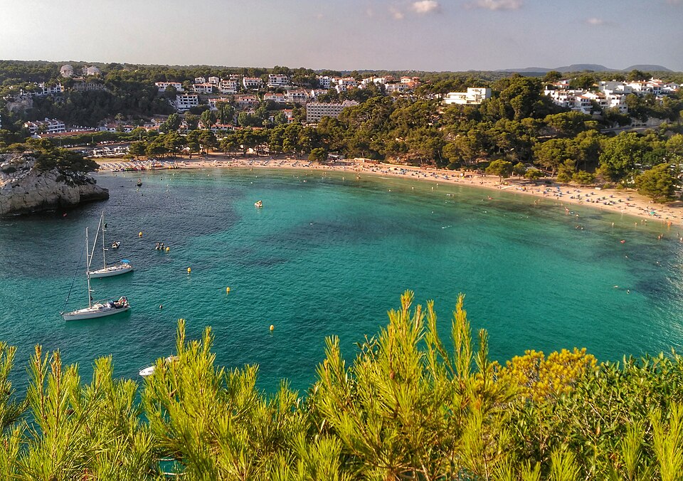 Cala Galdana op Menorca, een familievriendelijk strandresort