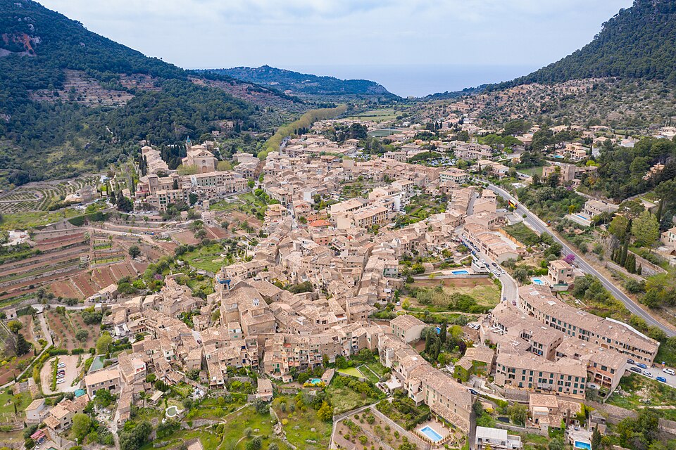 Het bergdorp Valldemossa in de Serra de Tramuntana op Mallorca