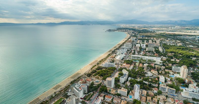 Luchtfoto van het lange strand van Playa de Palma met promenade, Mallorca