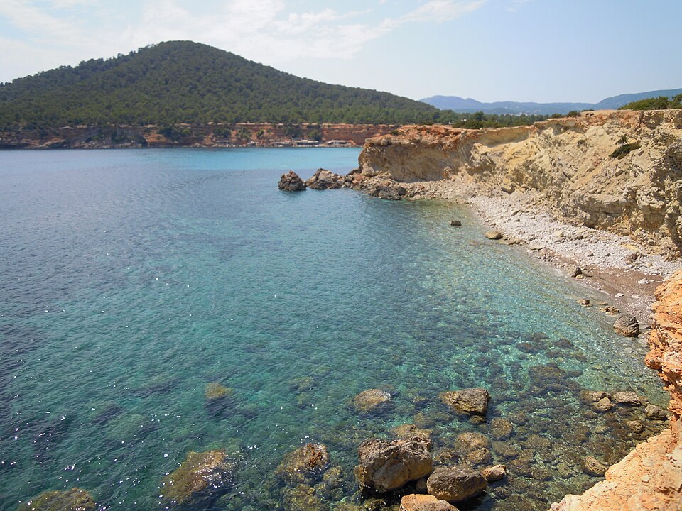 Sa Caleta Ibiza: zuidkust-strand met UNESCO Foenicische nederzetting 2 De baai van Sa Caleta met rode kliffen