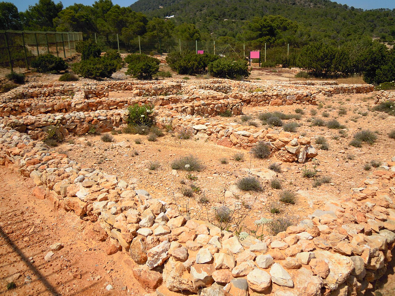 Sa Caleta Ibiza: zuidkust-strand met UNESCO Foenicische nederzetting 3 De resten van de Fenicische nederzetting bij Sa Caleta, Ibiza