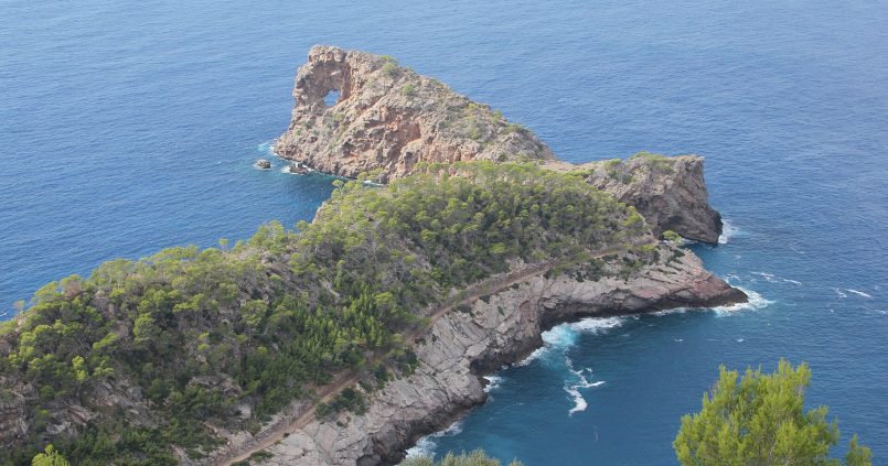 Het schiereiland Sa Foradada met de doorboorde rots, Deià, Mallorca