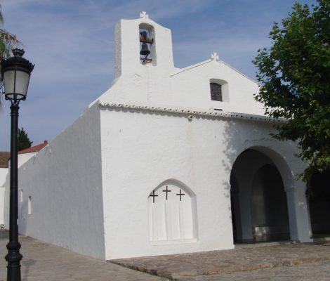 De witte dorpskerk op het plein van Sant Carles de Peralta op Ibiza, waar Bar Anita naast staat