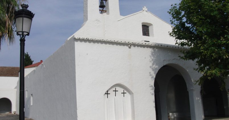 De witte dorpskerk op het plein van Sant Carles de Peralta op Ibiza, waar Bar Anita naast staat