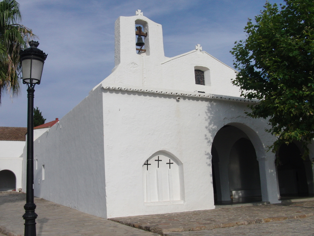 Bar Anita Ibiza: de historische dorpsbar van Sant Carles 1 De witte dorpskerk op het plein van Sant Carles de Peralta op Ibiza, waar Bar Anita naast ligt