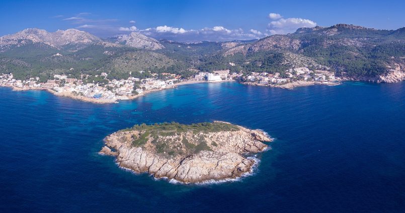 Luchtfoto van Sant Elm met es Pantaleu en de Tramuntana, Mallorca