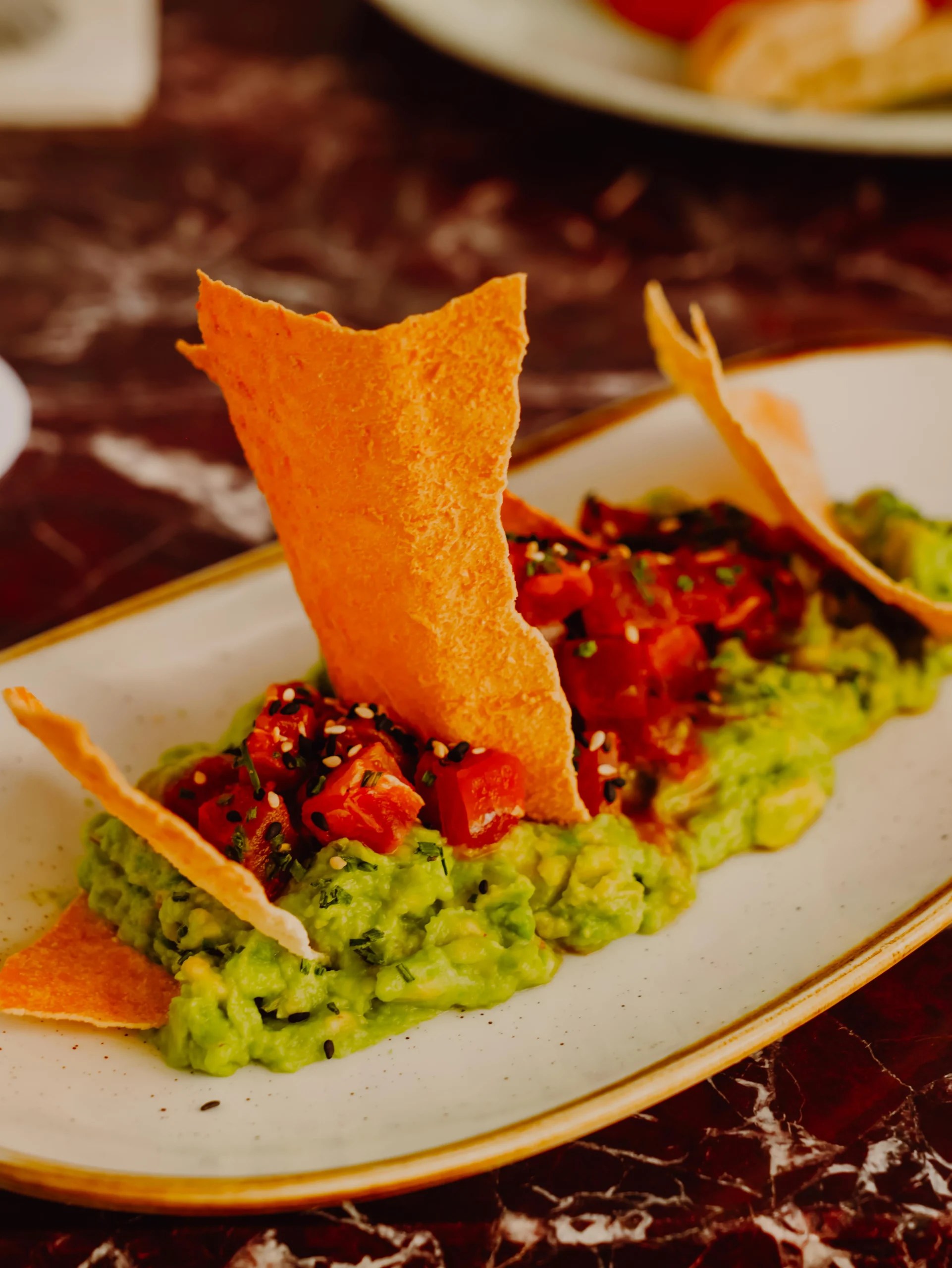 Kleurrijk deelgerecht met tonijntartaar en guacamole bij Savannah op Ibiza