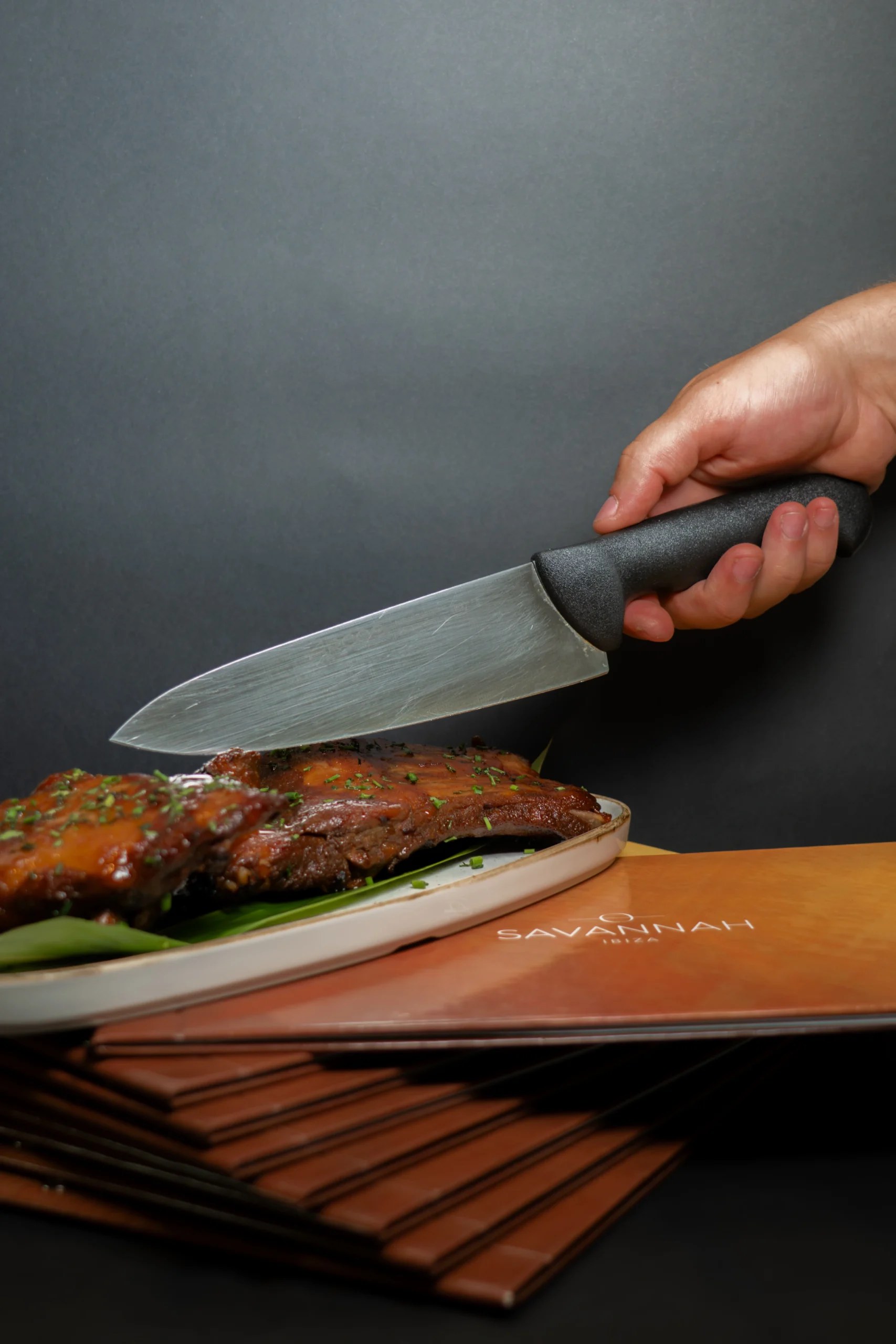 Geglazuurde spareribs op een bord met een Savannah Ibiza-serveerplank