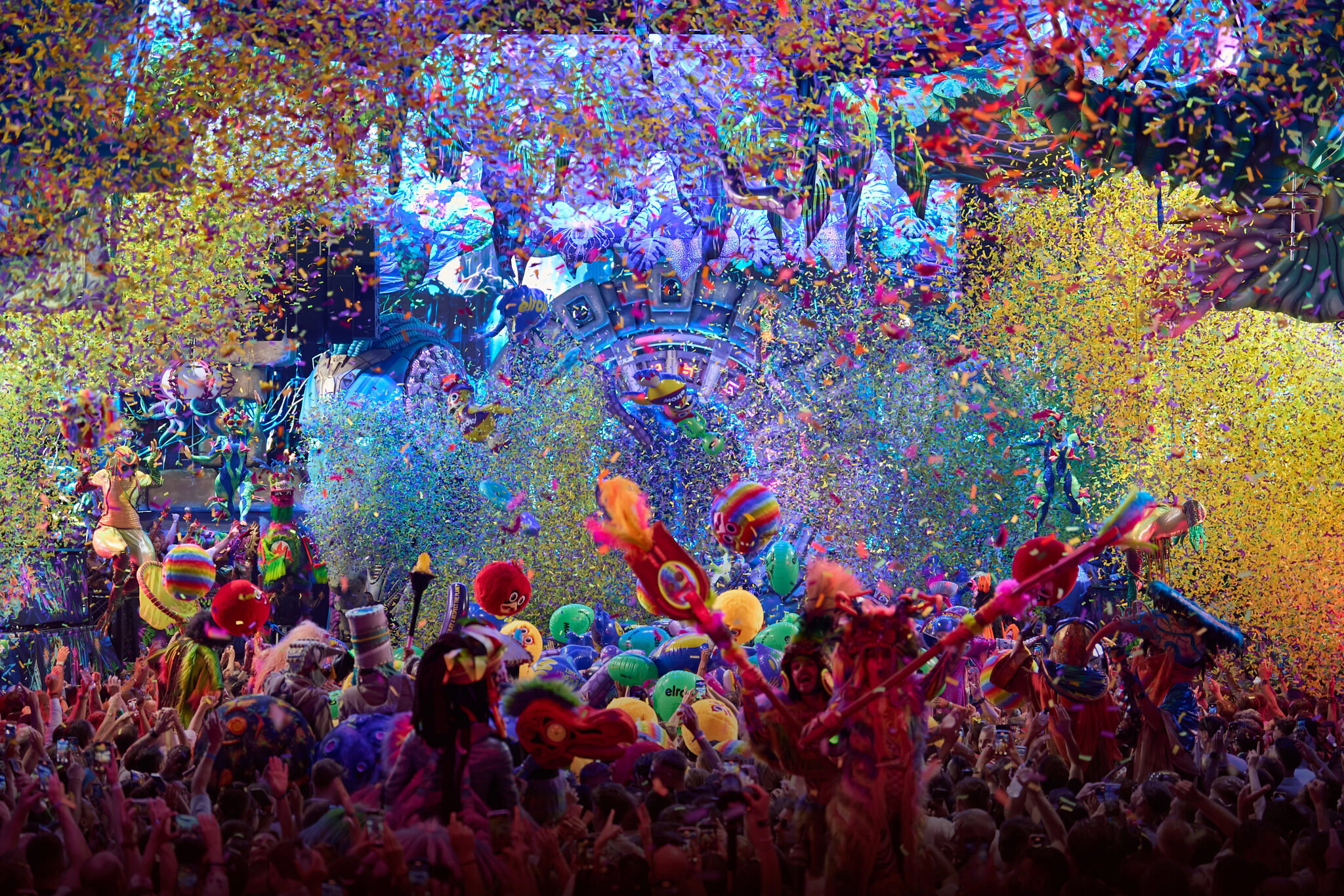 Een kleurrijke elRow-avond bij UNVRS met confetti en menigte