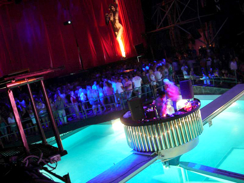 Het legendarische zwembad en de dansvloer van de voormalige club Privilege op Ibiza