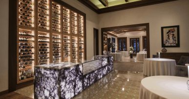 Voro (Mallorca): tweesterrenrestaurant van Álvaro Salazar in Canyamel 8 De eetzaal van Voro met verlichte wijnmuur, Canyamel, Mallorca