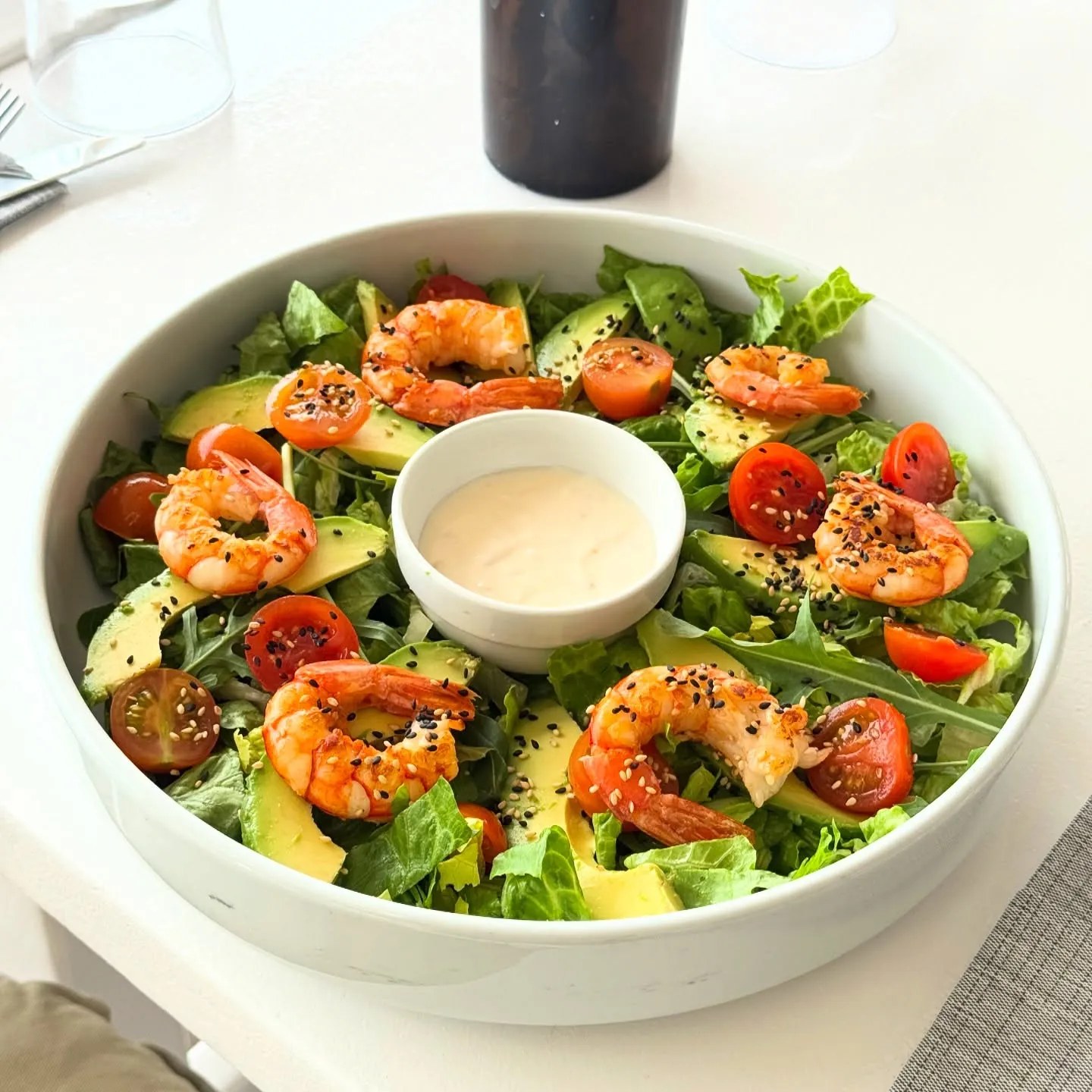 10.7 Formentera: zonsondergang en fusionkeuken aan Platja de Migjorn 6 Salade met garnalen, avocado en tomaat bij 10.7