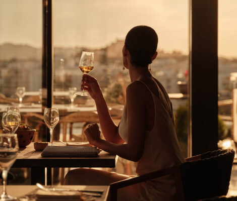 Het restaurantterras van Aguas de Ibiza met uitzicht over Santa Eulalia bij zonsondergang