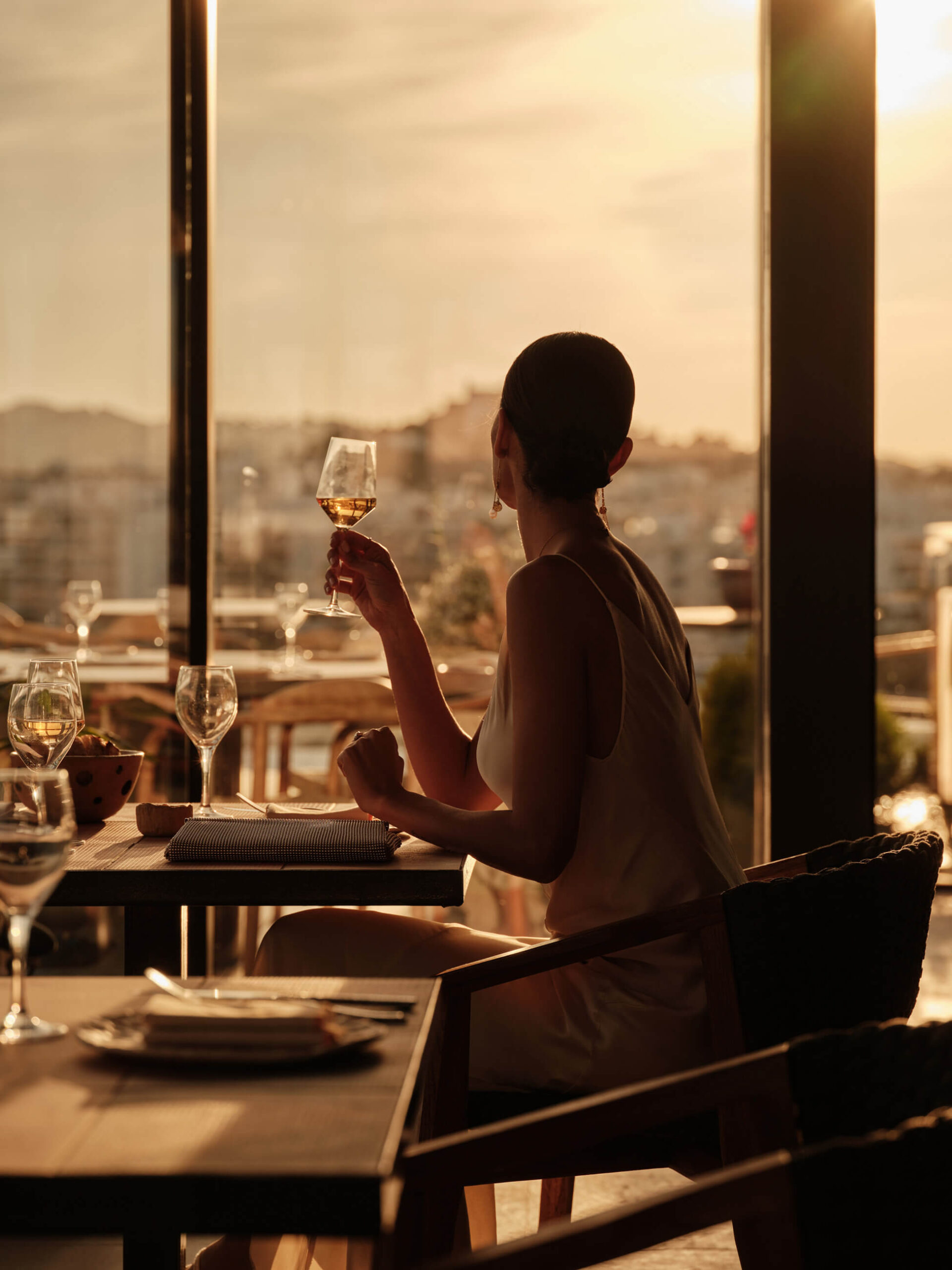 Aguas de Ibiza: vijfsterrenhotel in Santa Eulària 1 Het restaurantterras van Aguas de Ibiza bij zonsondergang