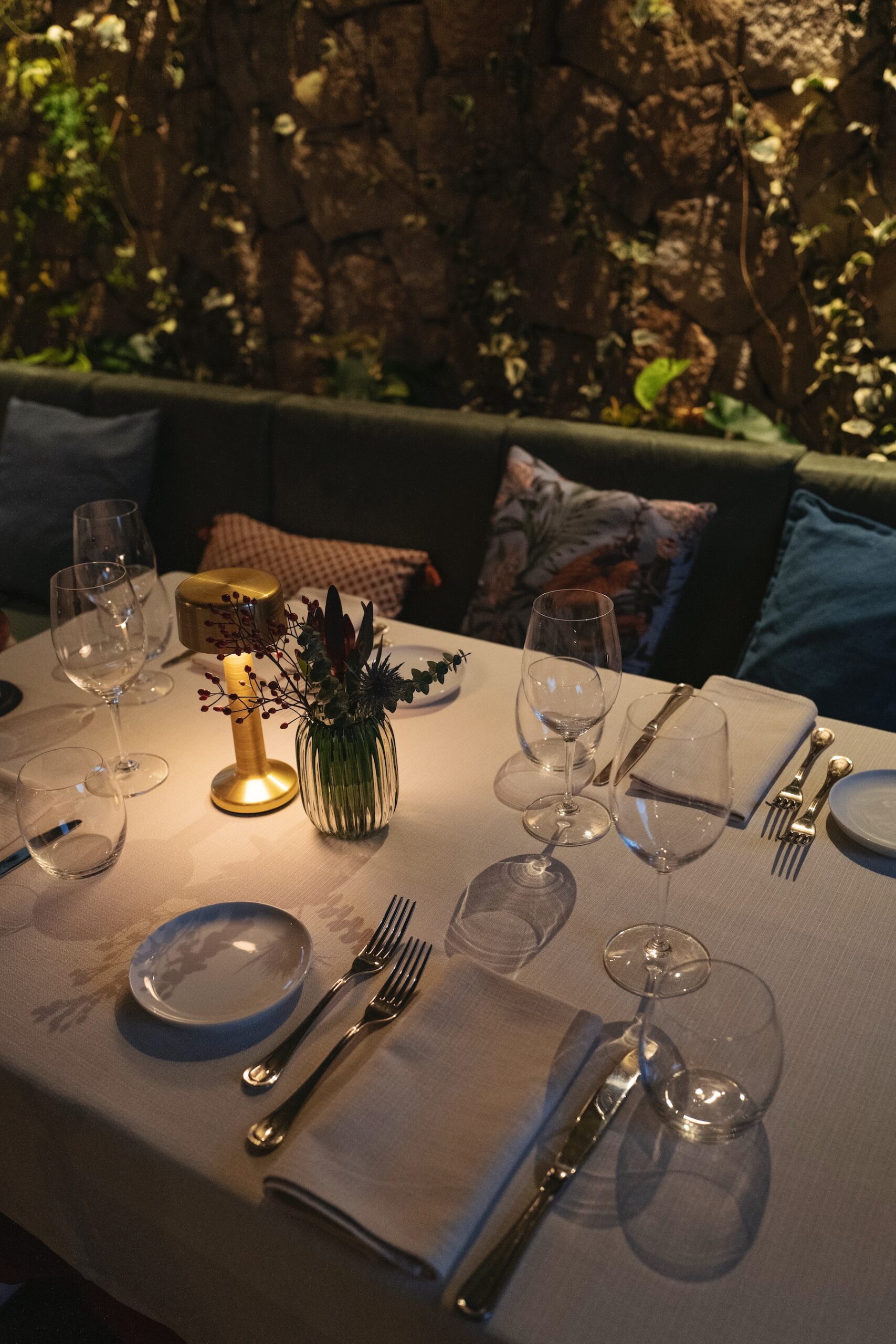 Amalur Ibiza: Italiaans eten in een finca uit 1981 7 Gedekt tafeltje met kaarslicht op het terras van Amalur op Ibiza