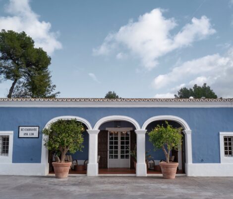 De blauwe gevel met witte bogen van restaurant Amalur aan de weg naar Sant Miquel op Ibiza