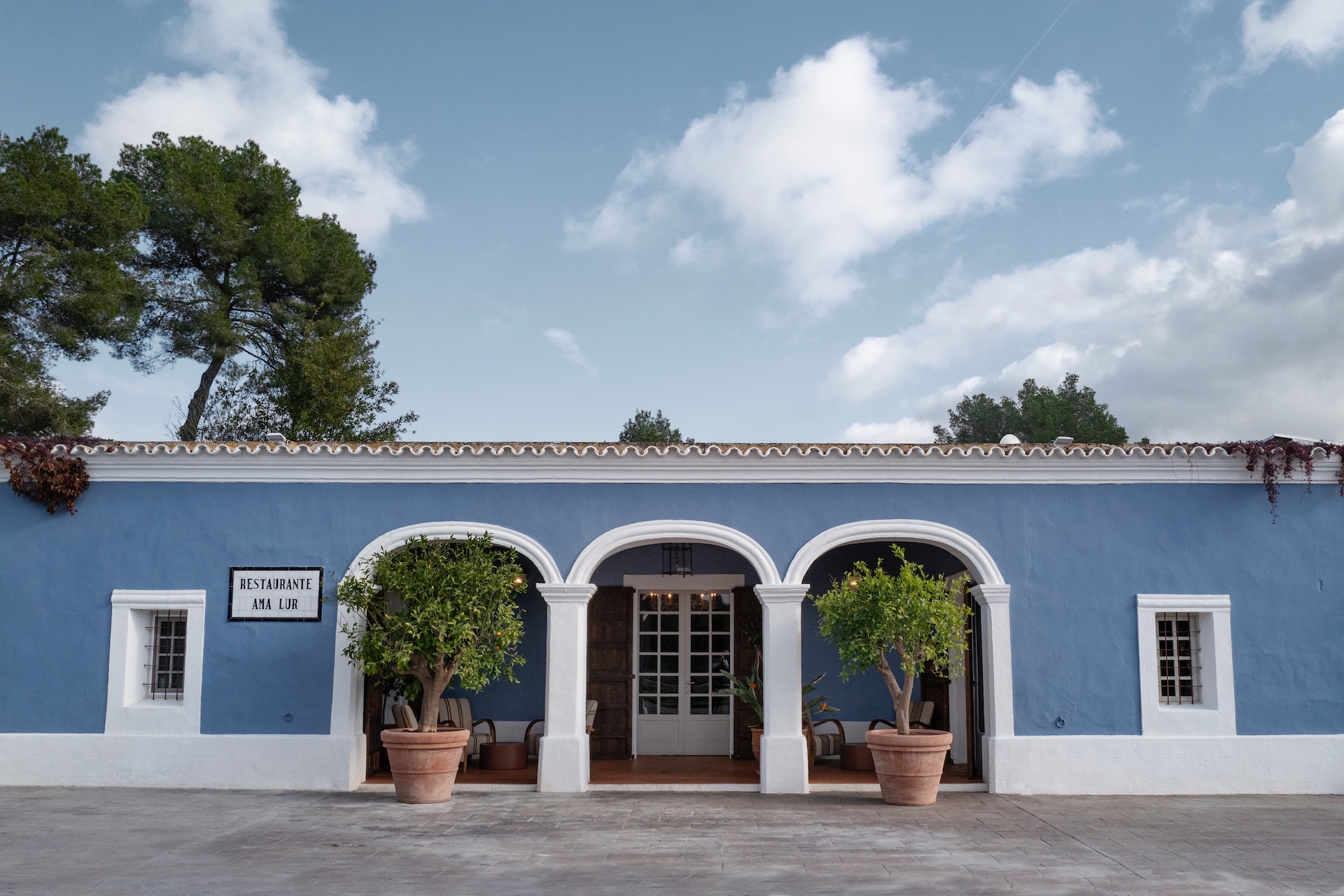 Amalur Ibiza: Italiaans eten in een finca uit 1981 1 De blauwe gevel met witte bogen van restaurant Amalur aan de weg naar Sant Miquel op Ibiza