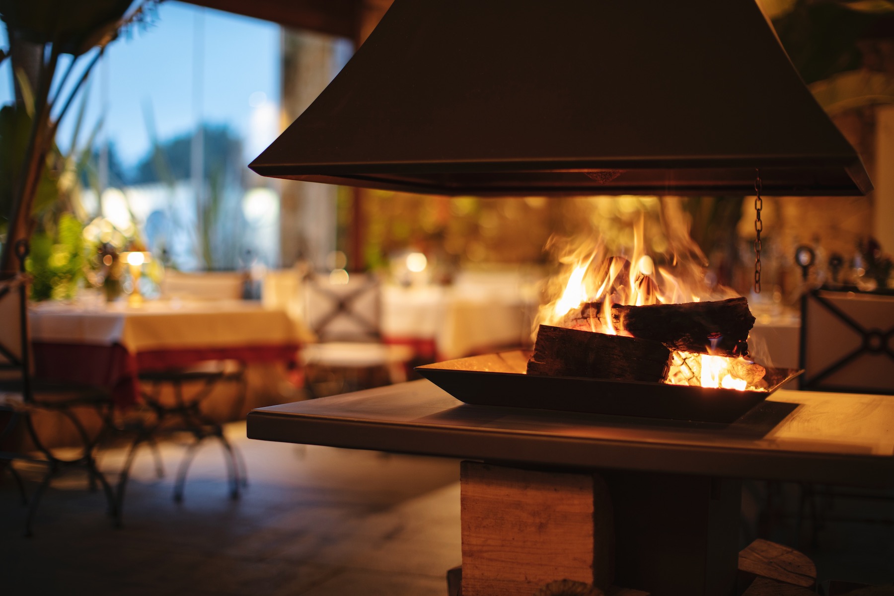 Amalur Ibiza: Italiaans eten in een finca uit 1981 2 Het open houtvuur midden in de eetzaal van restaurant Amalur op Ibiza