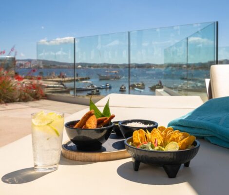 Het zwembad van Amàre Beach Hotel Ibiza aan de baai van Sant Antoni