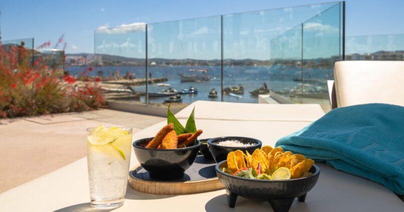 Het zwembad van Amàre Beach Hotel Ibiza aan de baai van Sant Antoni
