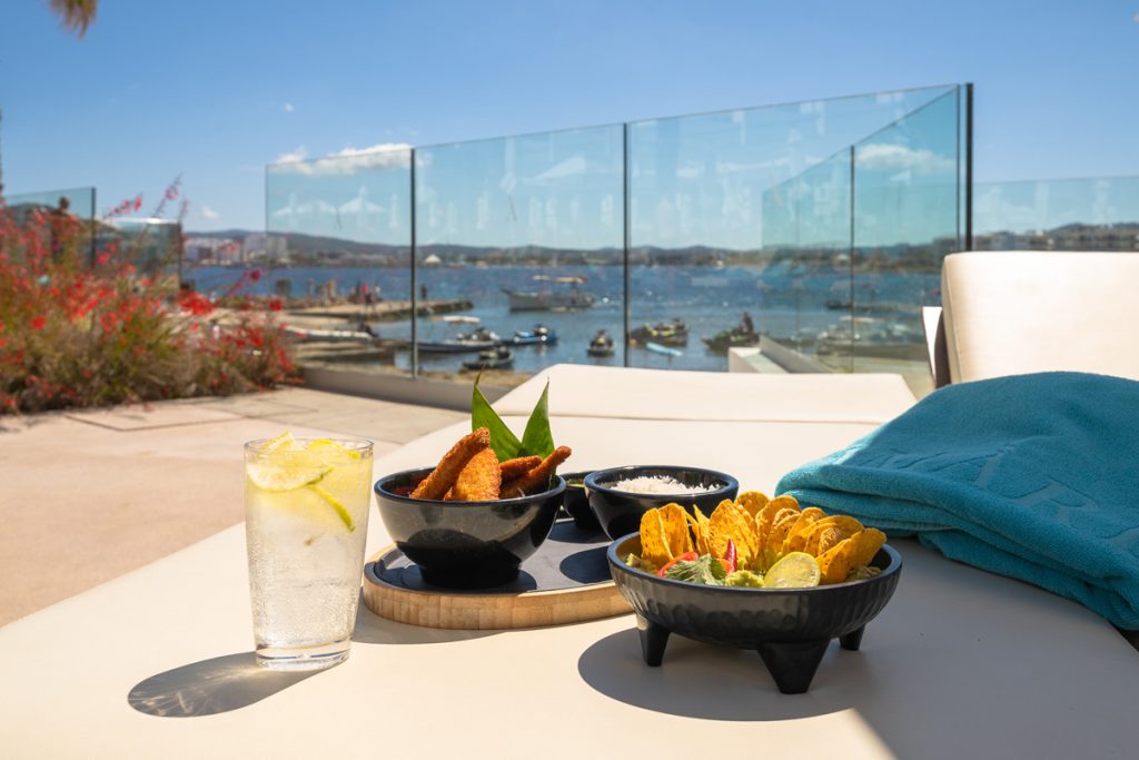 Amàre Beach Hotel Ibiza: strandhotel voor volwassenen 1 Het zwembad van Amàre Beach Hotel Ibiza aan de baai van Sant Antoni