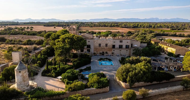 De finca met windmolen en tuinen van restaurant Andreu Genestra, Llucmajor, Mallorca