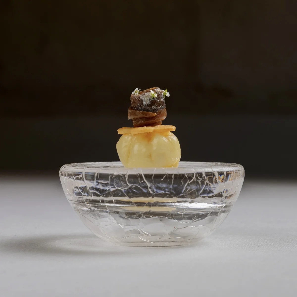 Amuse in een stenen schaaltje bij Aquiara op Menorca
