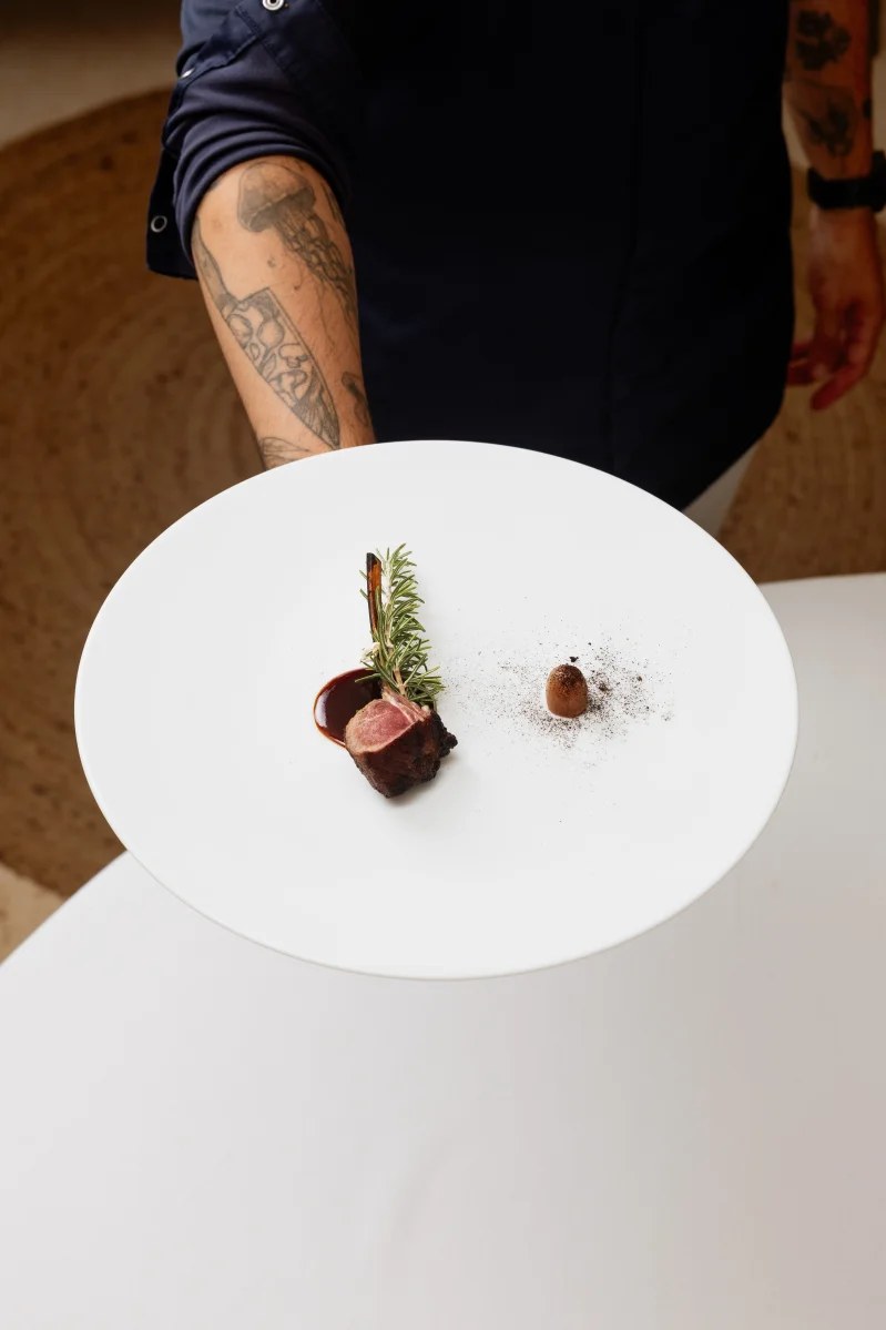 Een gerecht van Aquiara wordt op een wit bord gepresenteerd
