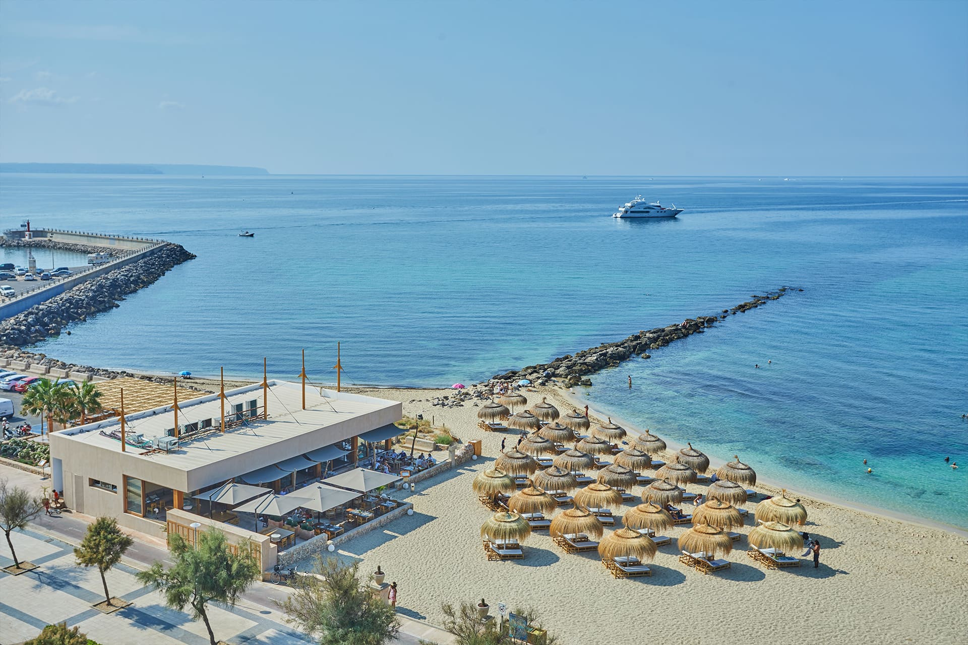 Assaona Portixol (Palma): gastrobeachclub op het zand, het hele jaar open 7 Assaona op het strand van Can Pere Antoni gezien vanaf de havenpier van Portixol