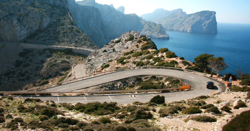 Auto in een haarspeldbocht van de Ma-2210 bij Cap de Formentor op Mallorca