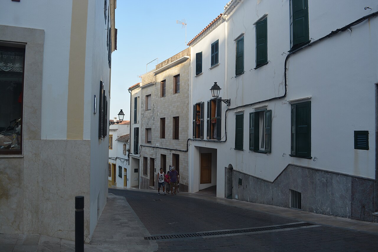 Auto huren op Menorca zonder creditcard: debetkaart, contant en de borg 2 Auto huren op Menorca zonder creditcard, foto 1