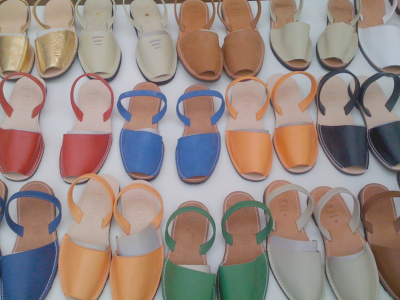 Rijen gekleurde avarca-sandalen van Menorca
