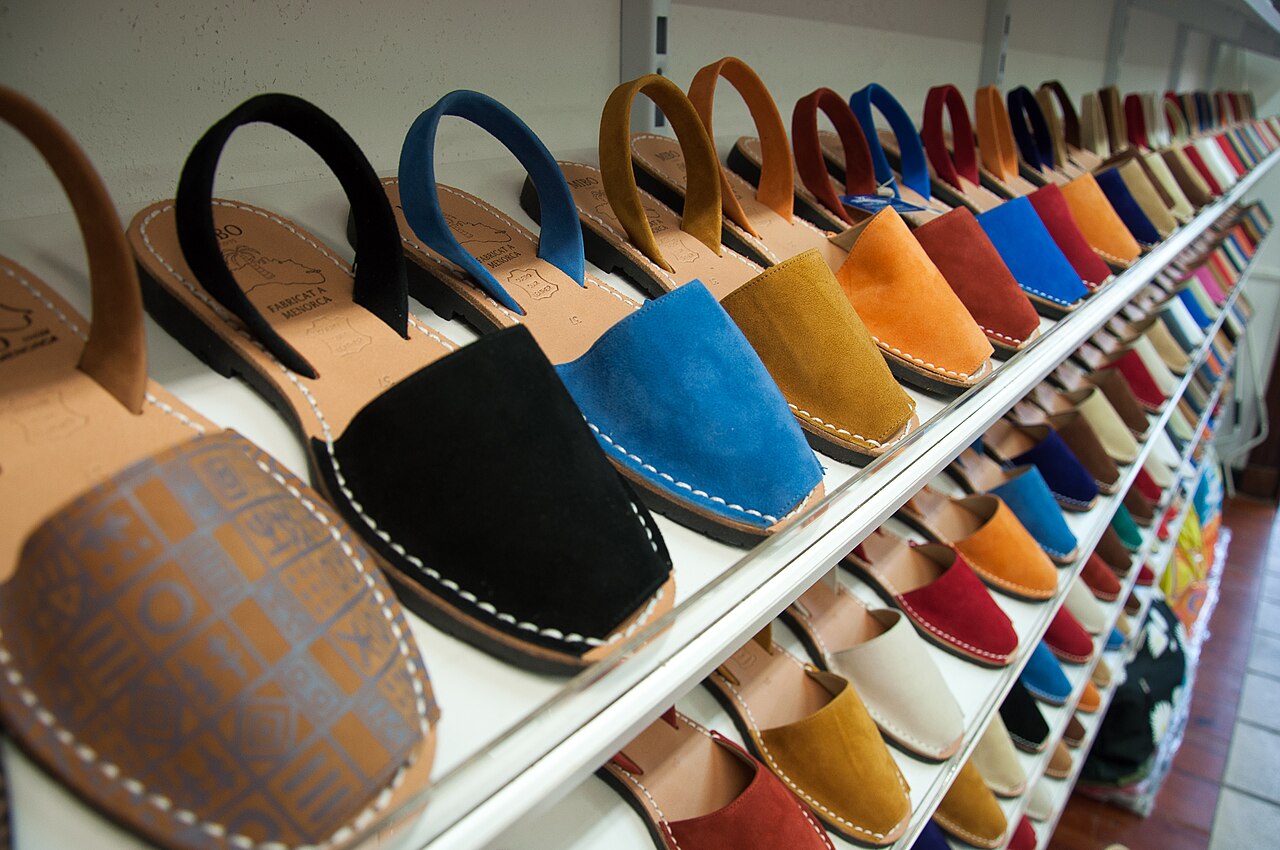Avarca-sandalen in alle kleuren op een rek