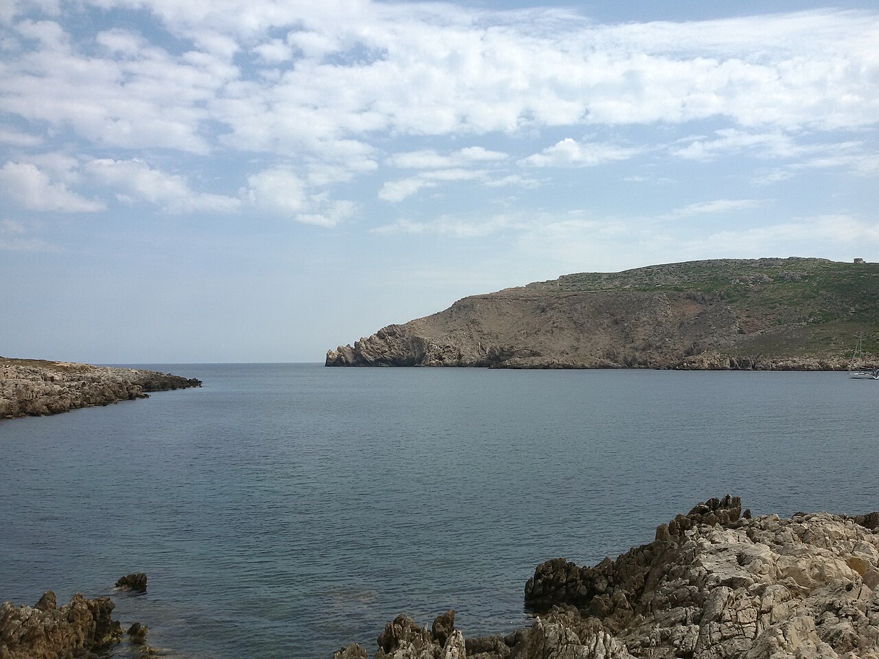 De ingang van de baai van Fornells op Menorca
