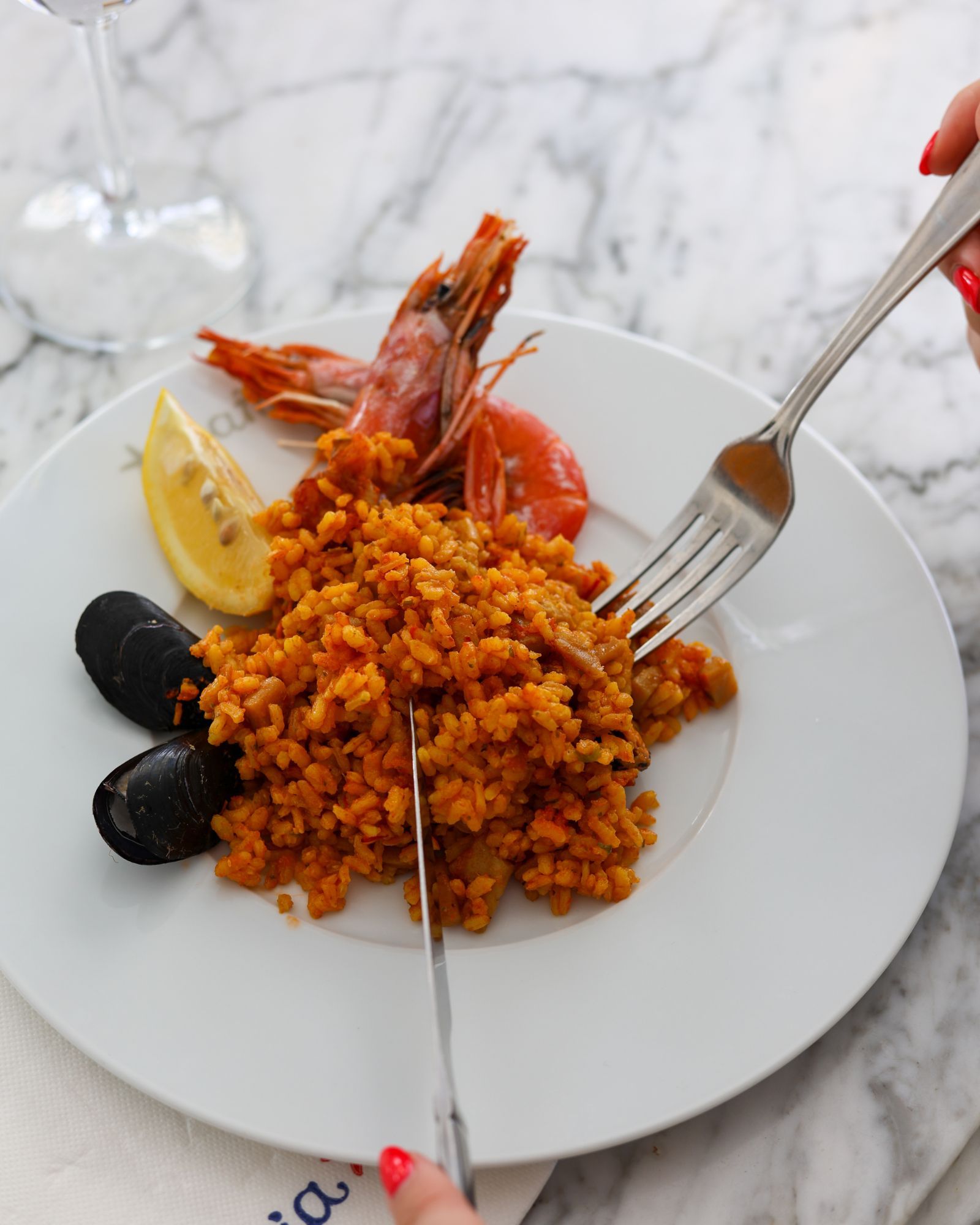 Een bord arroz met garnalen, de specialiteit van Bahía Santandría