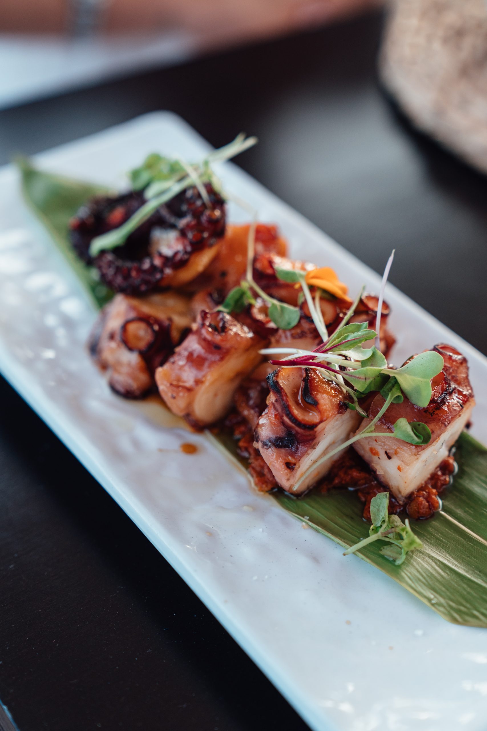 Gegrilde octopus van de grill op een bord bij Bambú Menorca