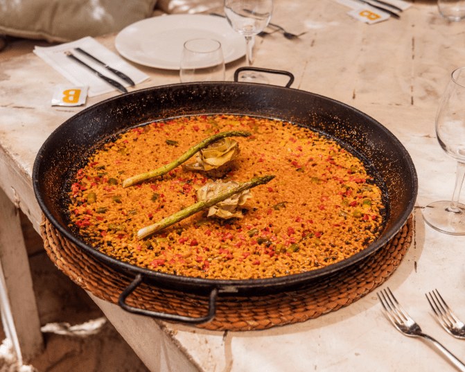 Pan met arroz, het rijstgerecht, op een tafel bij Beso Beach Formentera
