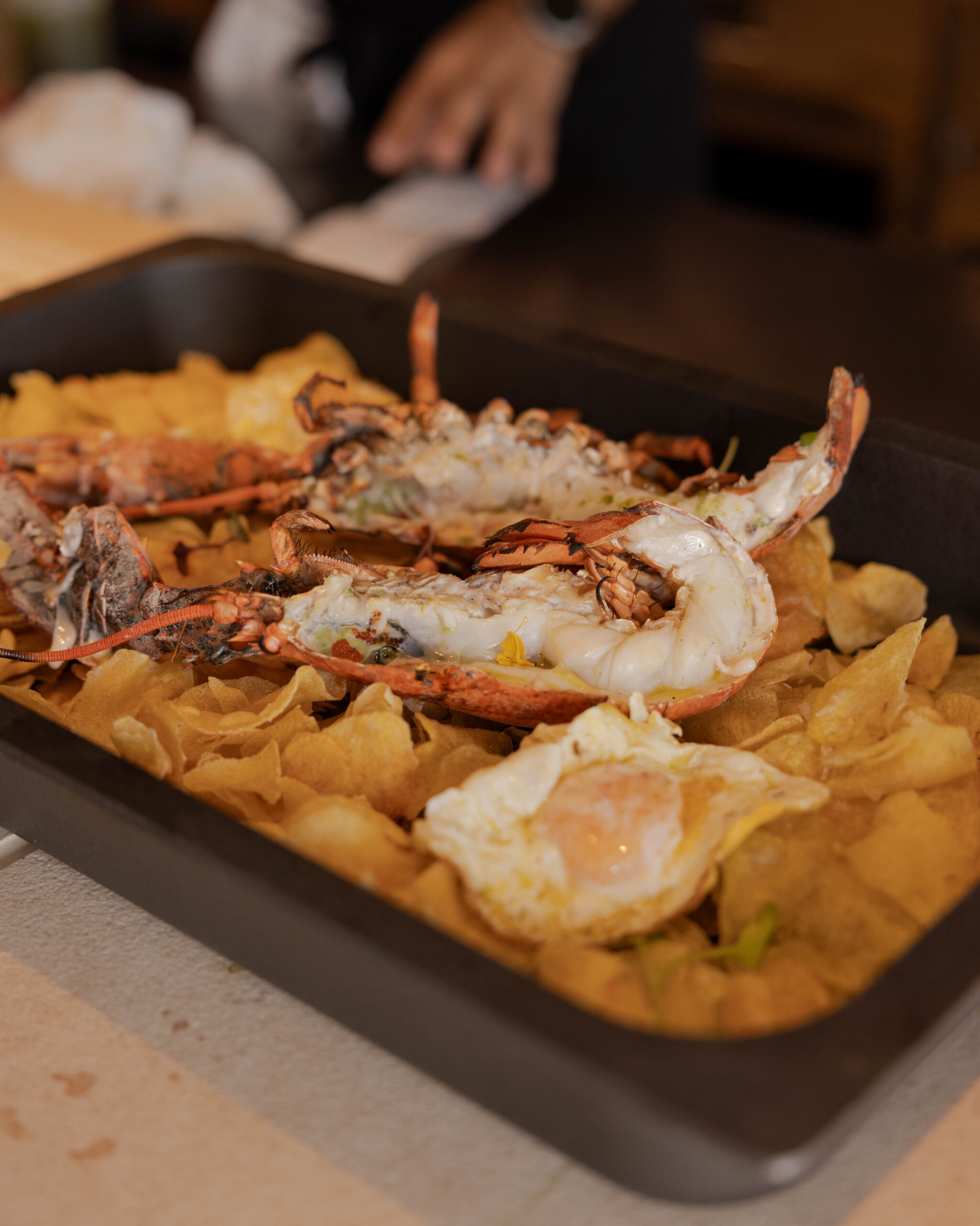 Beso Beach Palmanova (Mallorca): barefoot-luxury aan het strand 3 Deelgerecht met garnalen en gebakken ei op het bord bij Beso Beach Mallorca