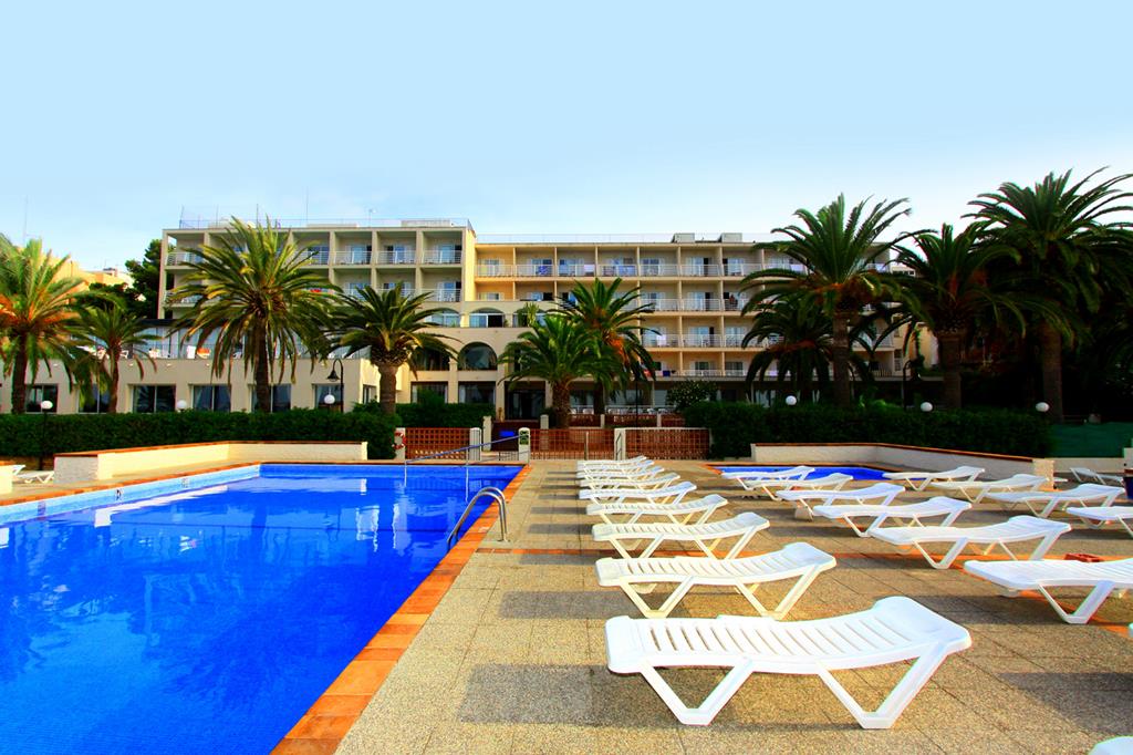 BG Nautico Ebeso: strandhotel bij Ibiza-stad 1 Het zwembad van BG Hotel Nautico Ebeso in Figueretes op Ibiza