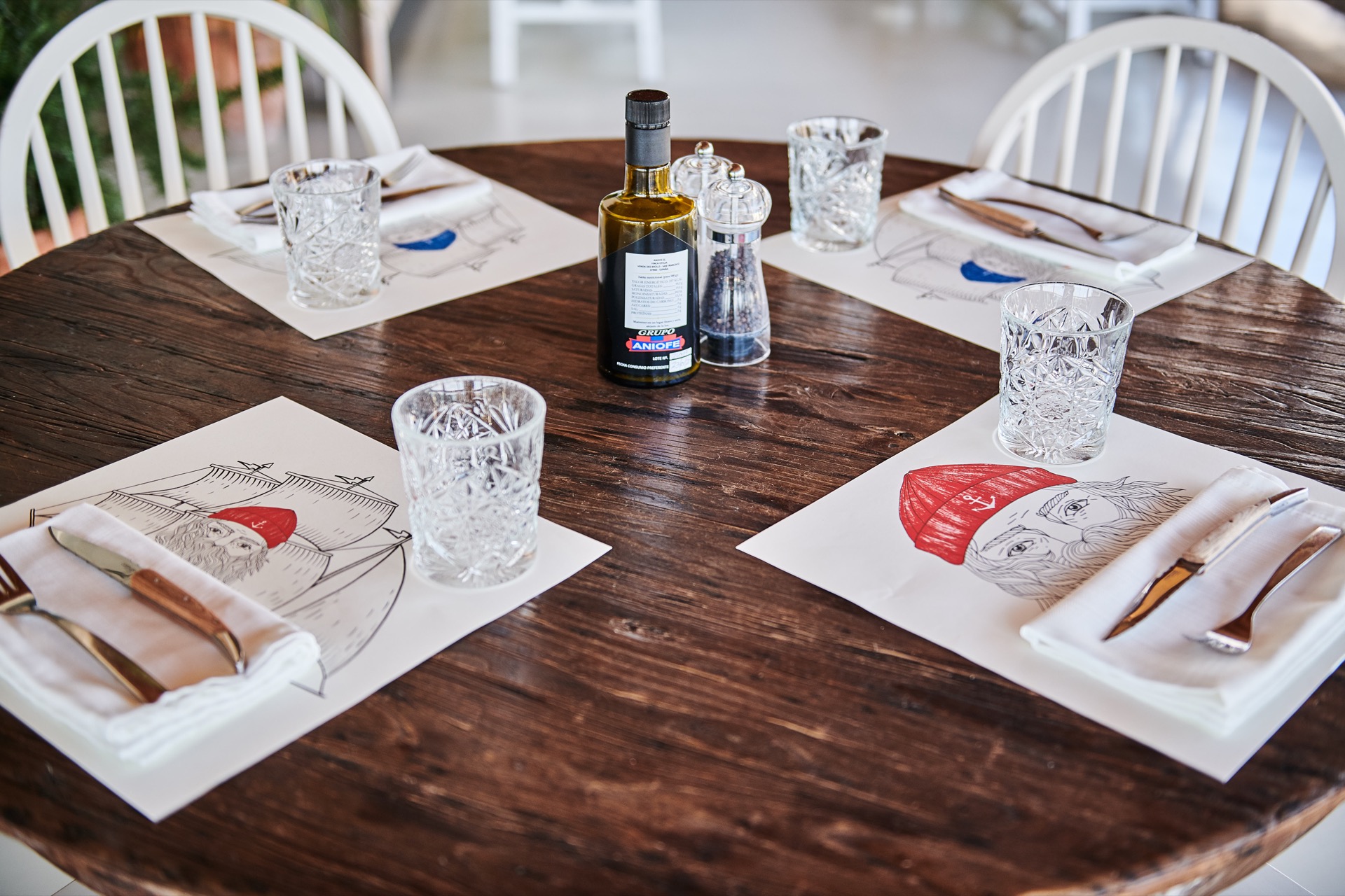 Gedekt couvert met wijn op een houten tafel bij Bocasalina