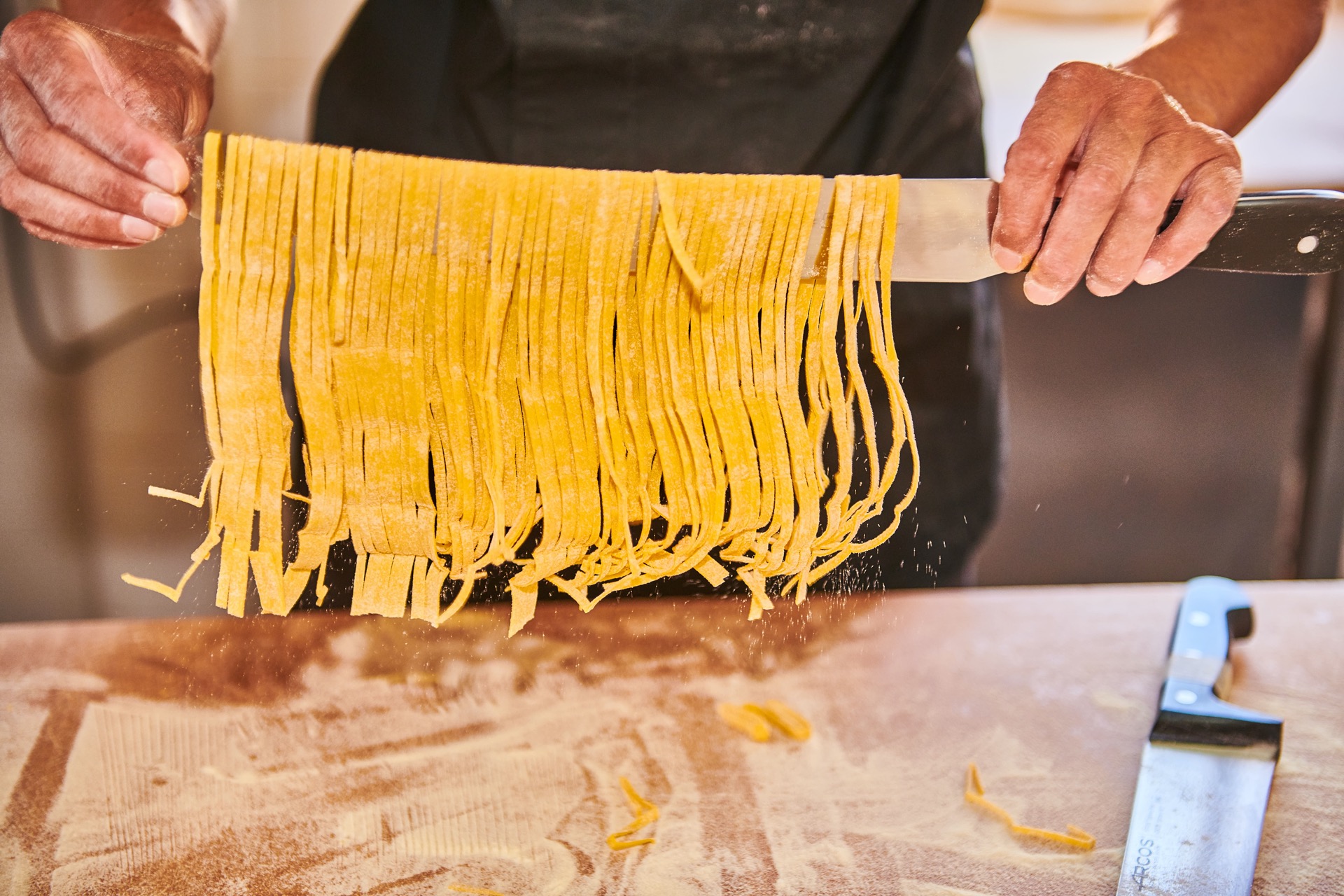 Verse pasta wordt met de hand gemaakt in de keuken van Bocasalina